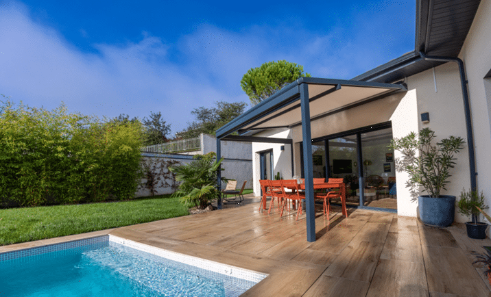 Pergostore Lacharme Coublanc avec toile enroulable sur terrasse